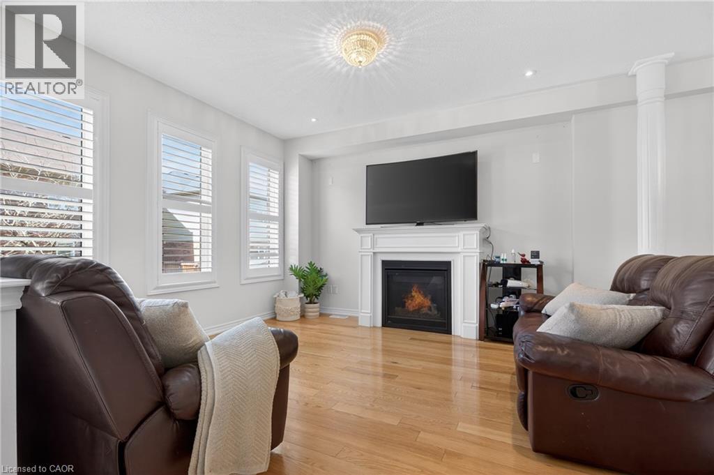 27 FINGLAND Crescent, Waterdown, Ontario, L8B0S8 — Photo 7