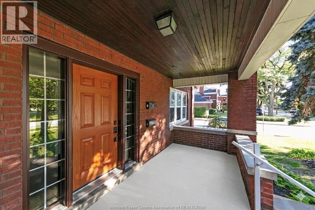 1596 Victoria, Windsor, Ontario, N8X1P5 — Photo 2