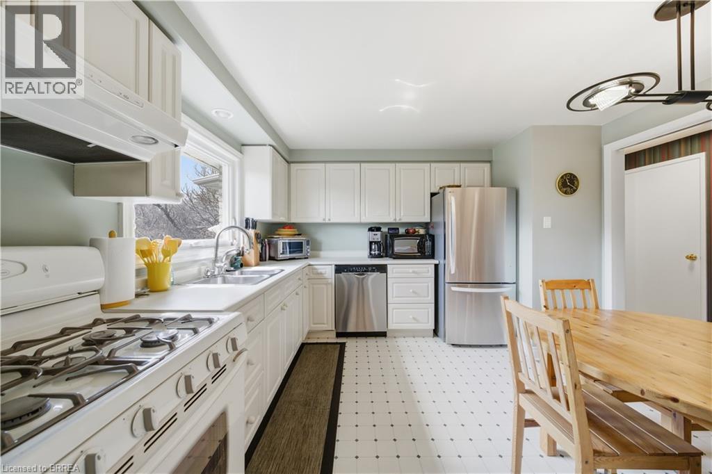37 PARKVIEW Crescent, Kitchener, Ontario, N2A1M1 — Photo 6
