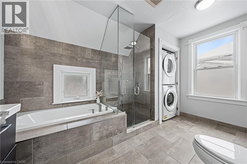 11 HEINS Avenue, Kitchener, Ontario, N2G1Z7 — Photo 31