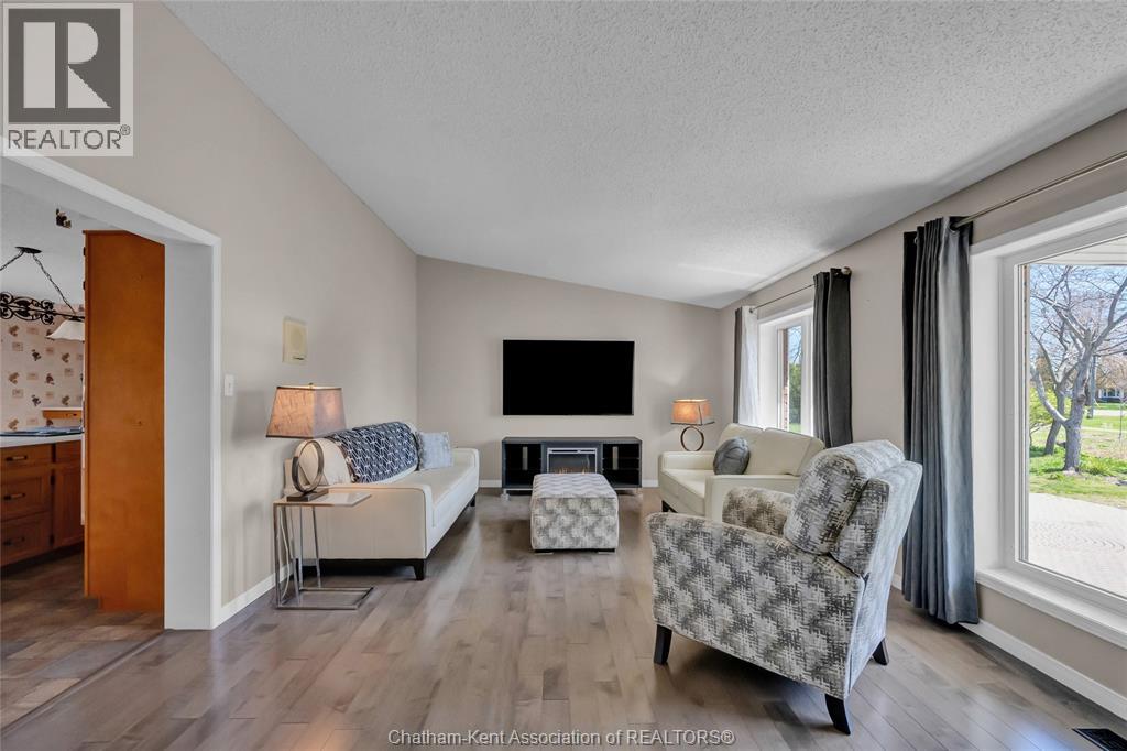 8869 Talbot TRAIL, Blenheim, Ontario, N0P1A0 — Photo 4