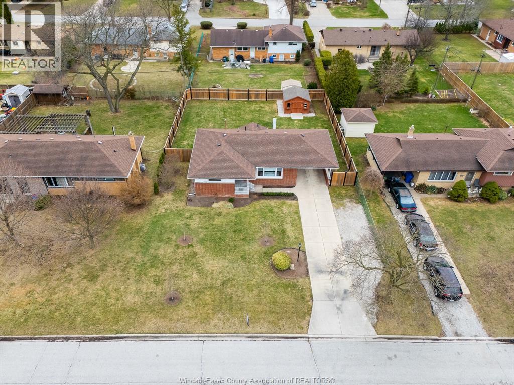 735 Lounsborough, Windsor, Ontario, N9G1G1 — Photo 2