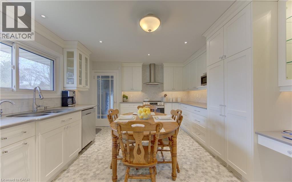 196 LOURDES Street, Waterloo, Ontario, N2L1N7 — Photo 8