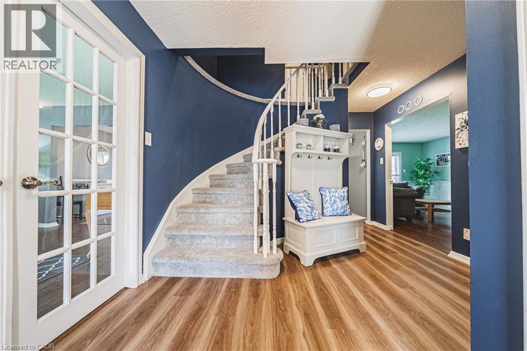 2200 SANDRINGHAM Drive, Burlington, Ontario, L7P1T9 — Photo 4