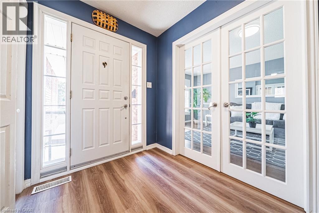 2200 SANDRINGHAM Drive, Burlington, Ontario, L7P1T9 — Photo 5