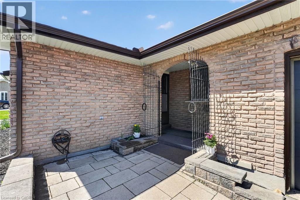 13 CASCADE Court, St. Catharines, Ontario, L2P1T5 — Photo 4