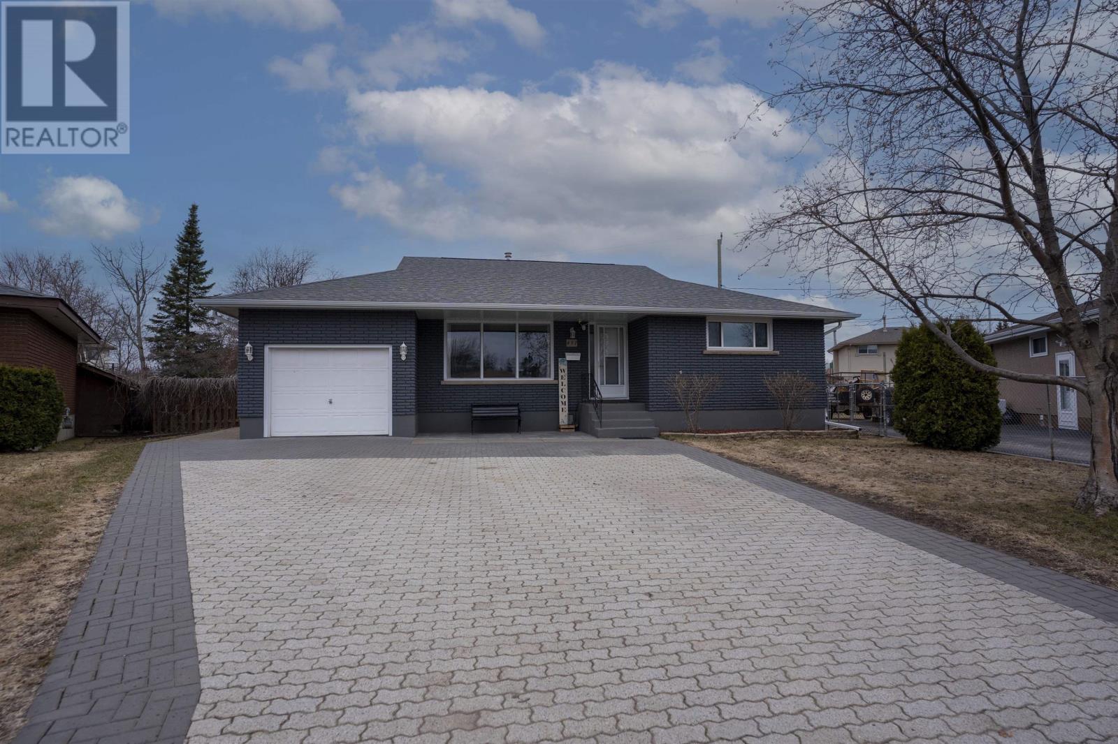 431 Cartier CT, Thunder Bay, Ontario, P7E6A9 — Photo 2