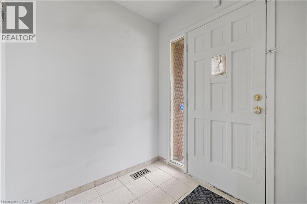 481-( UPPER LEVEL) LIMERIDGE Court, Hamilton, Ontario, L9C2V8 — Photo 2