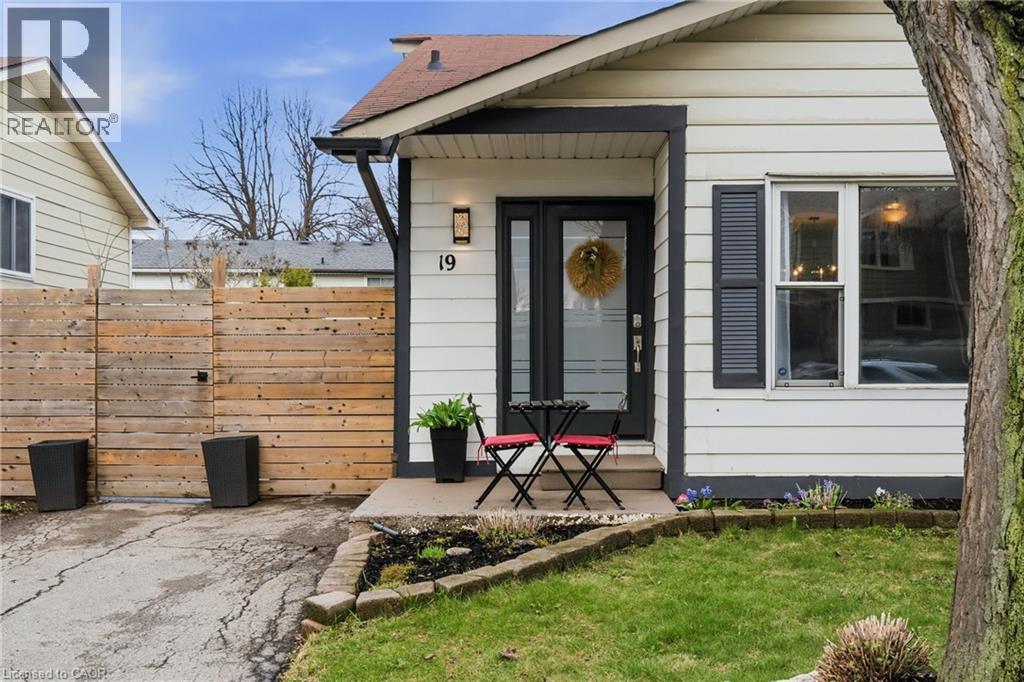 19 GOLDEN ORCHARD Drive, Hamilton, Ontario, L9C6J2 — Photo 2