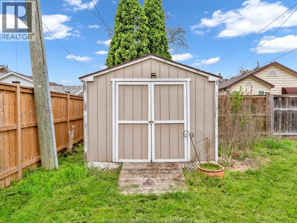 3748 WHITNEY, Windsor, Ontario, N9C2C4 — Photo 5