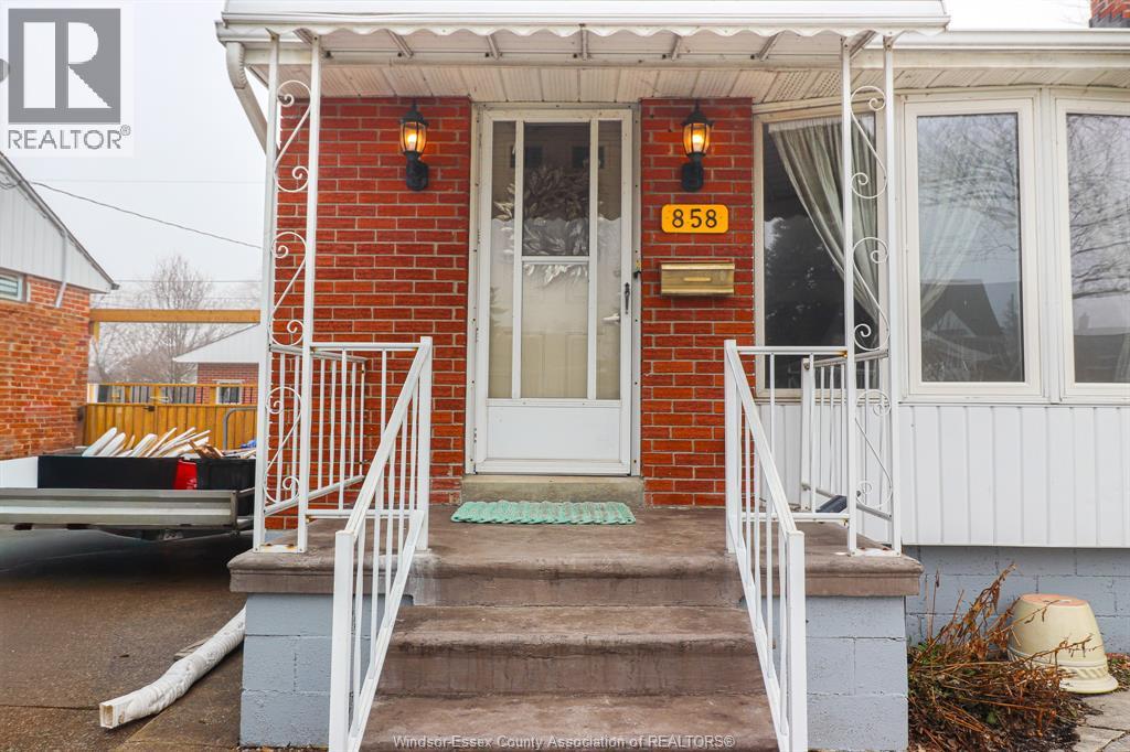 858 LAPORTE, Windsor, Ontario, N8S3R4 — Photo 3