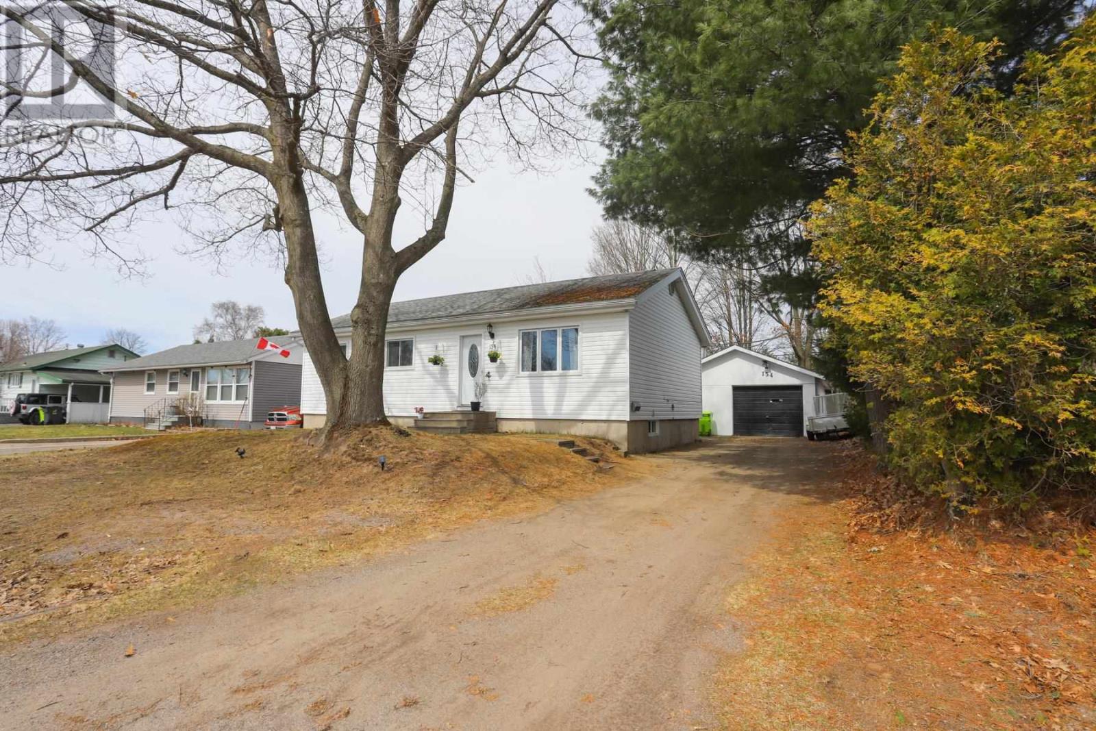 154 Ashgrove AVE, Sault Ste. Marie, Ontario, P6A4X2 — Photo 2