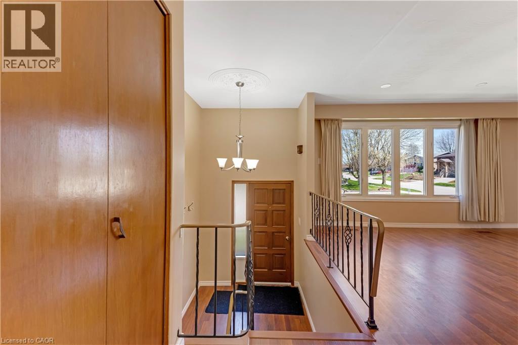 402 LAKEVIEW Drive, Waterloo, Ontario, N2L4Z6 — Photo 4