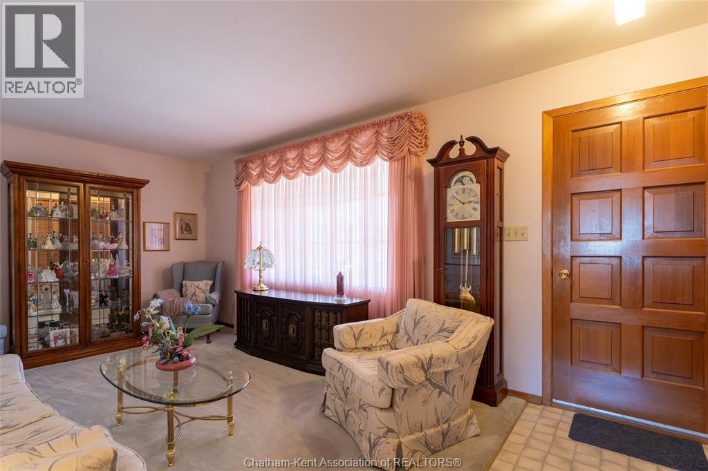 22 PEMBROKE CRESCENT, Chatham, Ontario, N7L2J4 — Photo 3