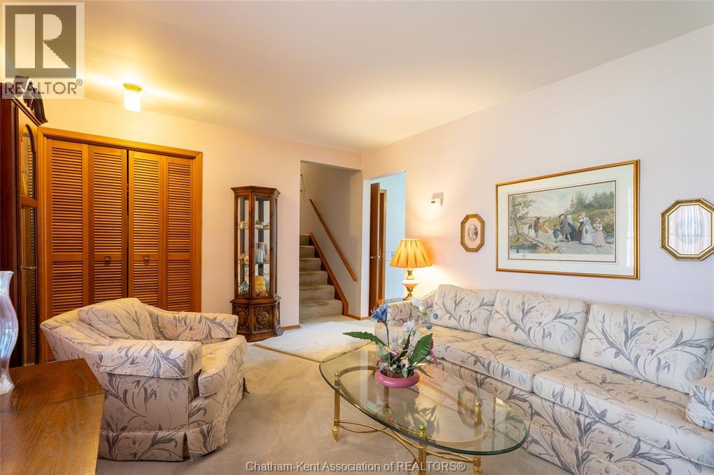 22 PEMBROKE CRESCENT, Chatham, Ontario, N7L2J4 — Photo 5