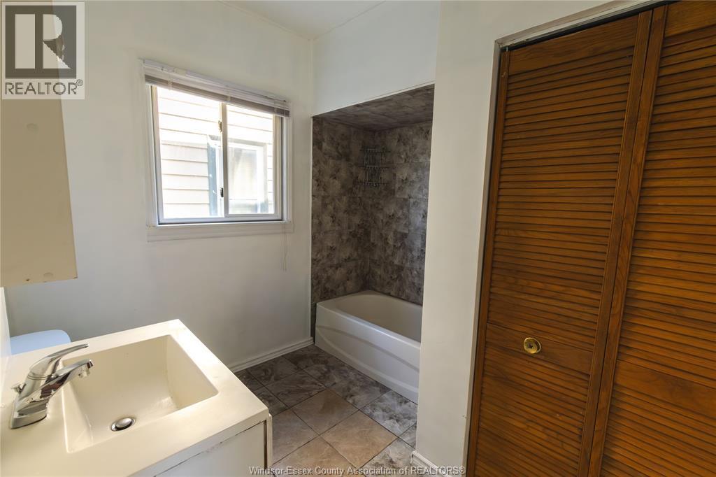1104 CATARAQUI, Windsor, Ontario, N9A3R1 — Photo 9