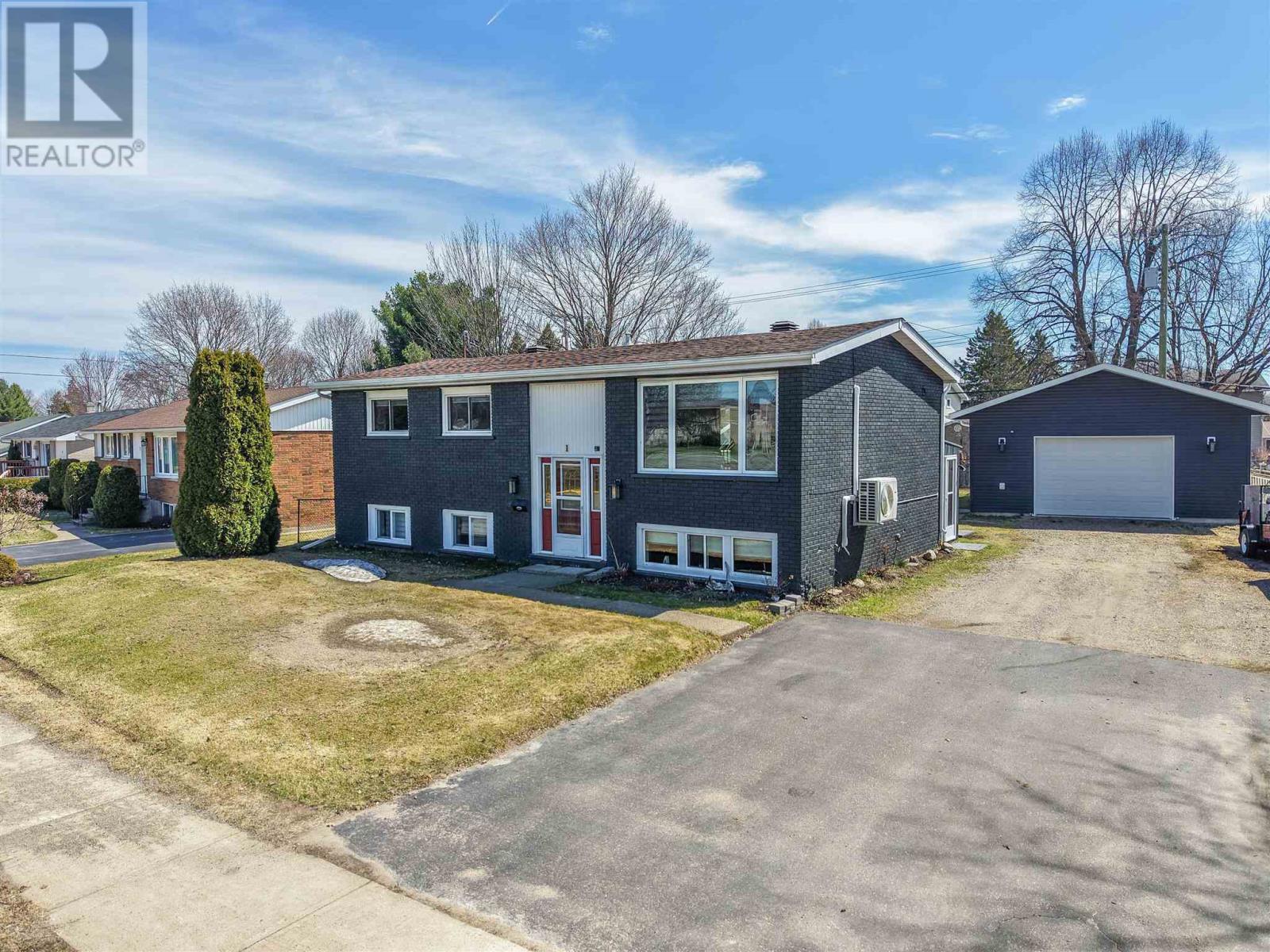 1 Chambers AVE, Sault Ste. Marie, Ontario, P6A4T9 — Photo 2