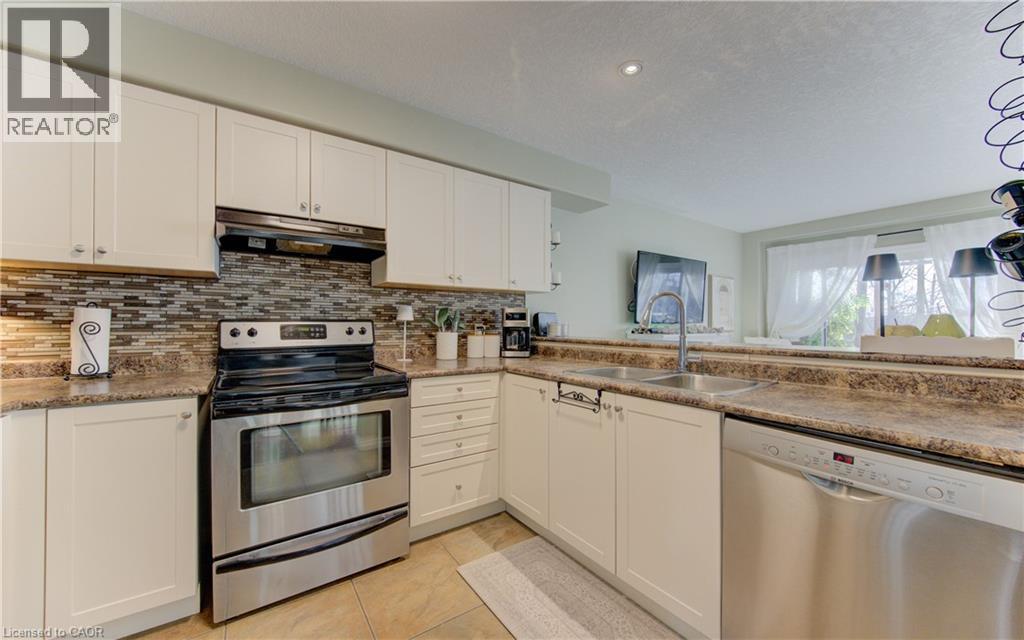 105 PINNACLE Drive Unit# 10, Kitchener, Ontario, N2P1B8 — Photo 9