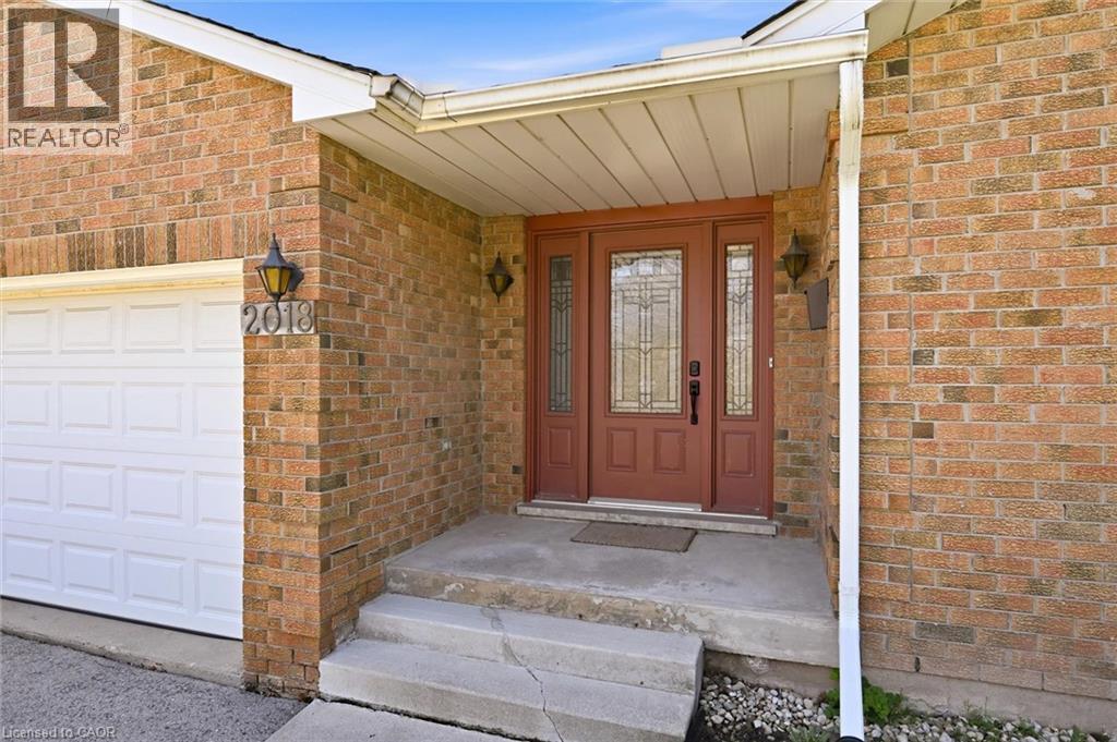 2018 BARLOW Crescent, Burlington, Ontario, L7P4N8 — Photo 4