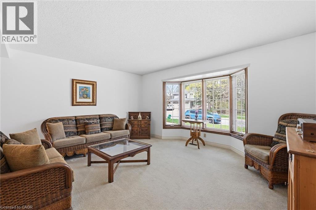 2018 BARLOW Crescent, Burlington, Ontario, L7P4N8 — Photo 6