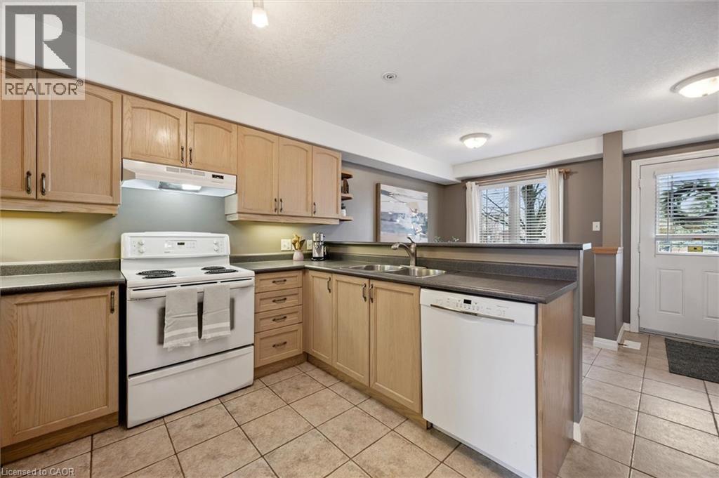 535 WINDFLOWER Crescent Unit# 54, Kitchener, Ontario, N2E4L7 — Photo 8