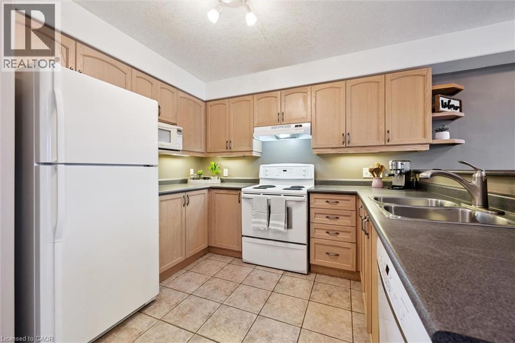 535 WINDFLOWER Crescent Unit# 54, Kitchener, Ontario, N2E4L7 — Photo 9
