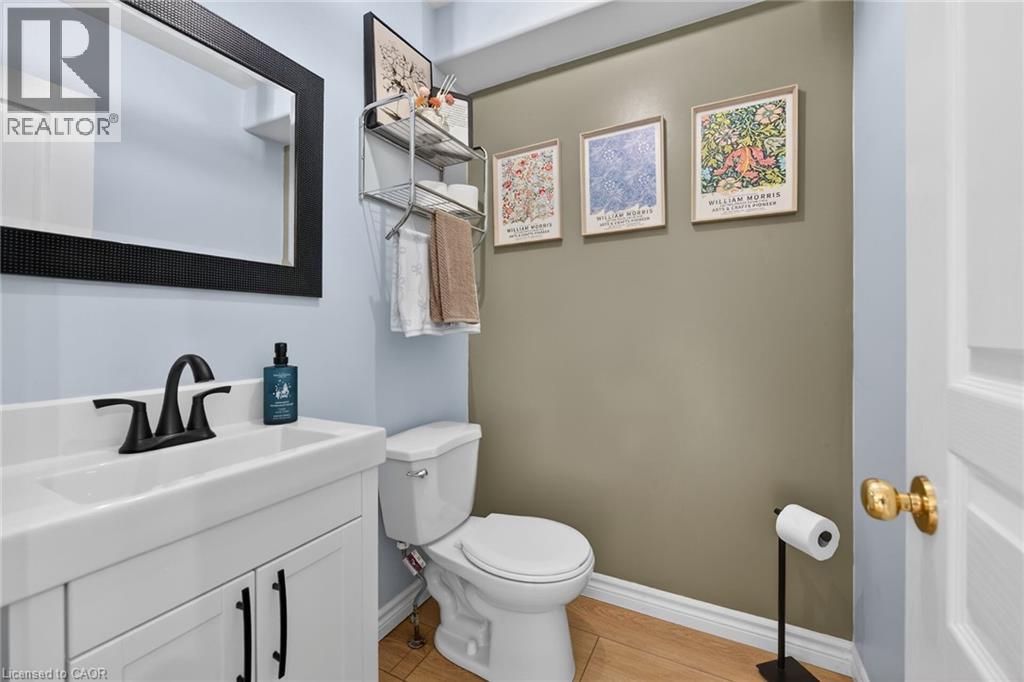 33 VOYAGER Pass, Binbrook, Ontario, L0R1C0 — Photo 17