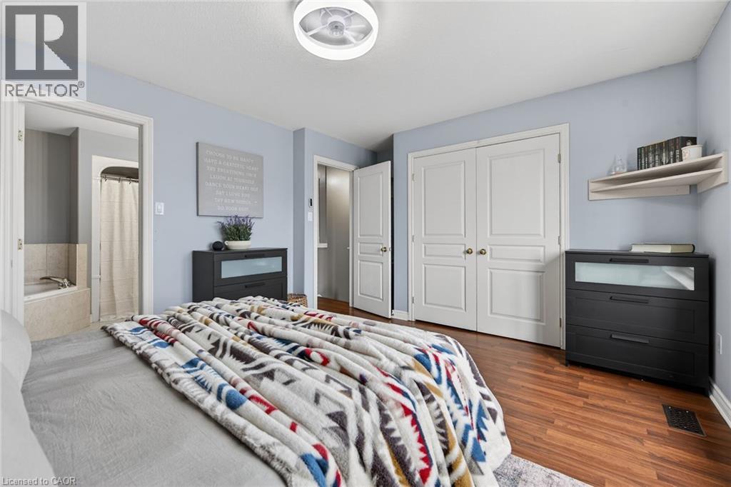 33 VOYAGER Pass, Binbrook, Ontario, L0R1C0 — Photo 22