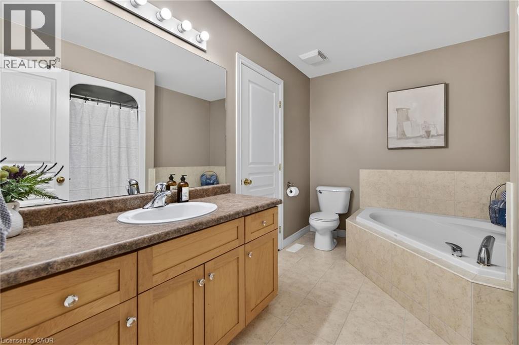 33 VOYAGER Pass, Binbrook, Ontario, L0R1C0 — Photo 23