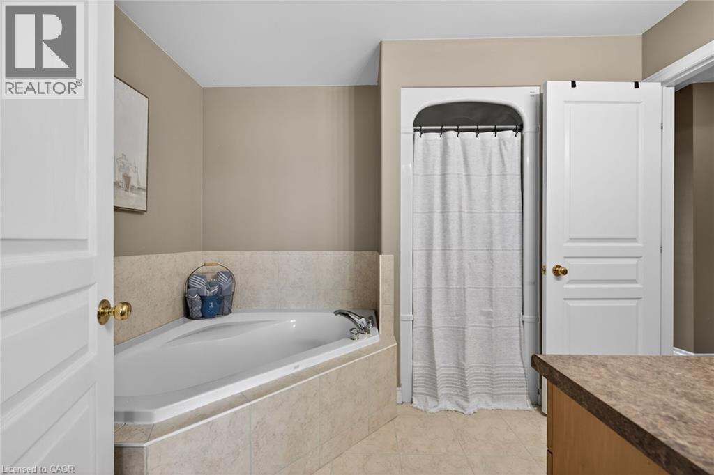 33 VOYAGER Pass, Binbrook, Ontario, L0R1C0 — Photo 24