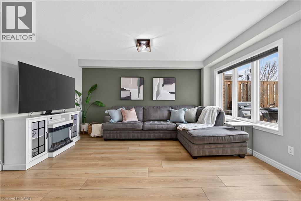 33 VOYAGER Pass, Binbrook, Ontario, L0R1C0 — Photo 6