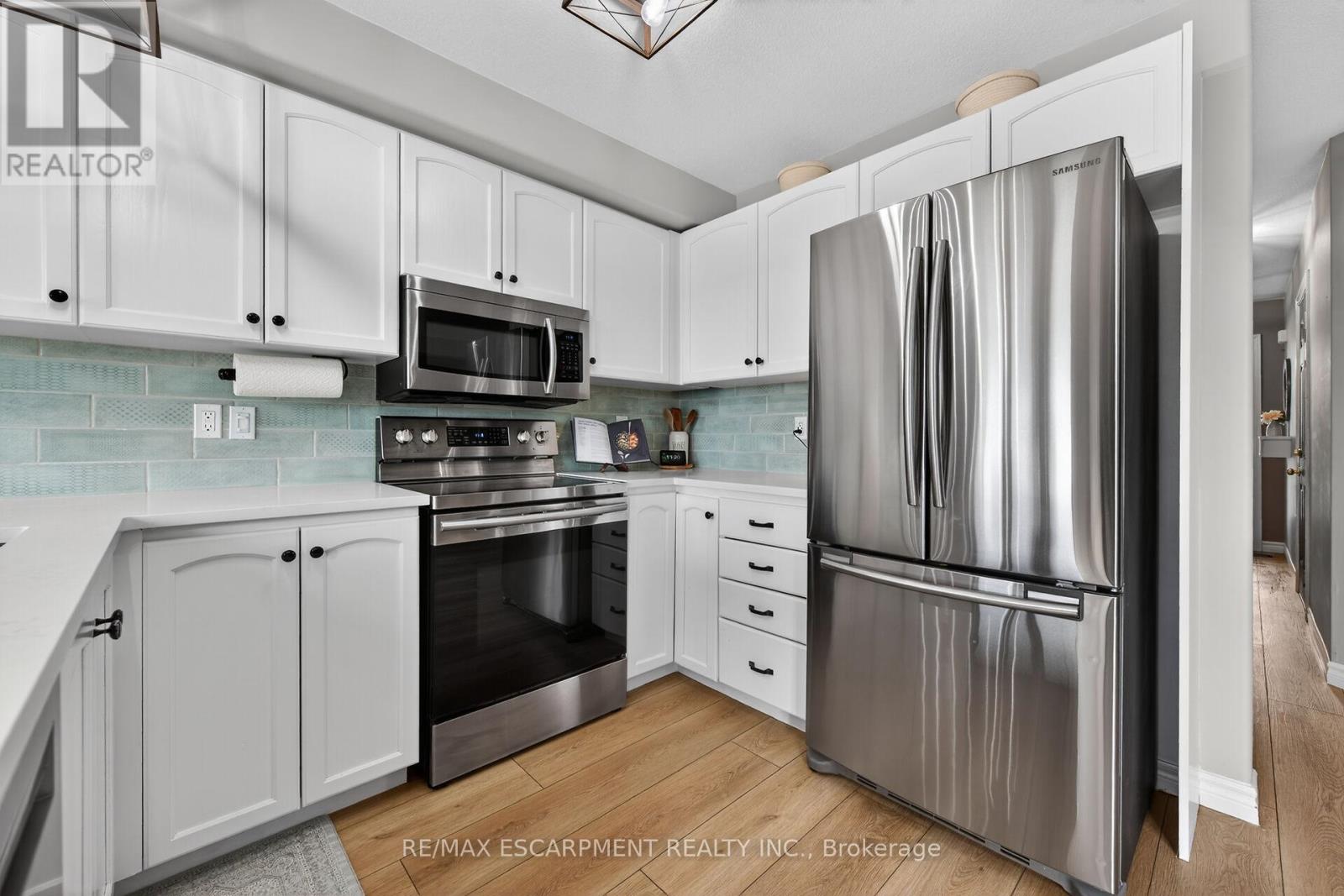 33 VOYAGER PASS, Hamilton (Binbrook), Ontario, L0R1C0 — Photo 12
