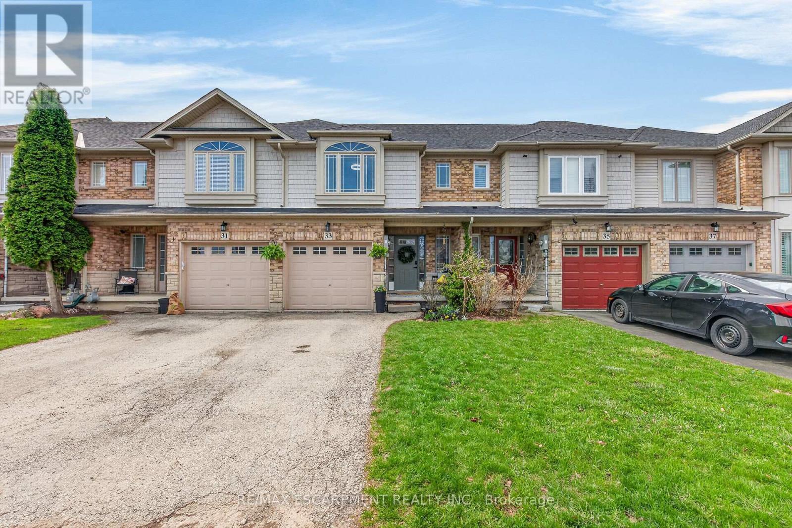 33 VOYAGER PASS, Hamilton (Binbrook), Ontario, L0R1C0 — Photo 2