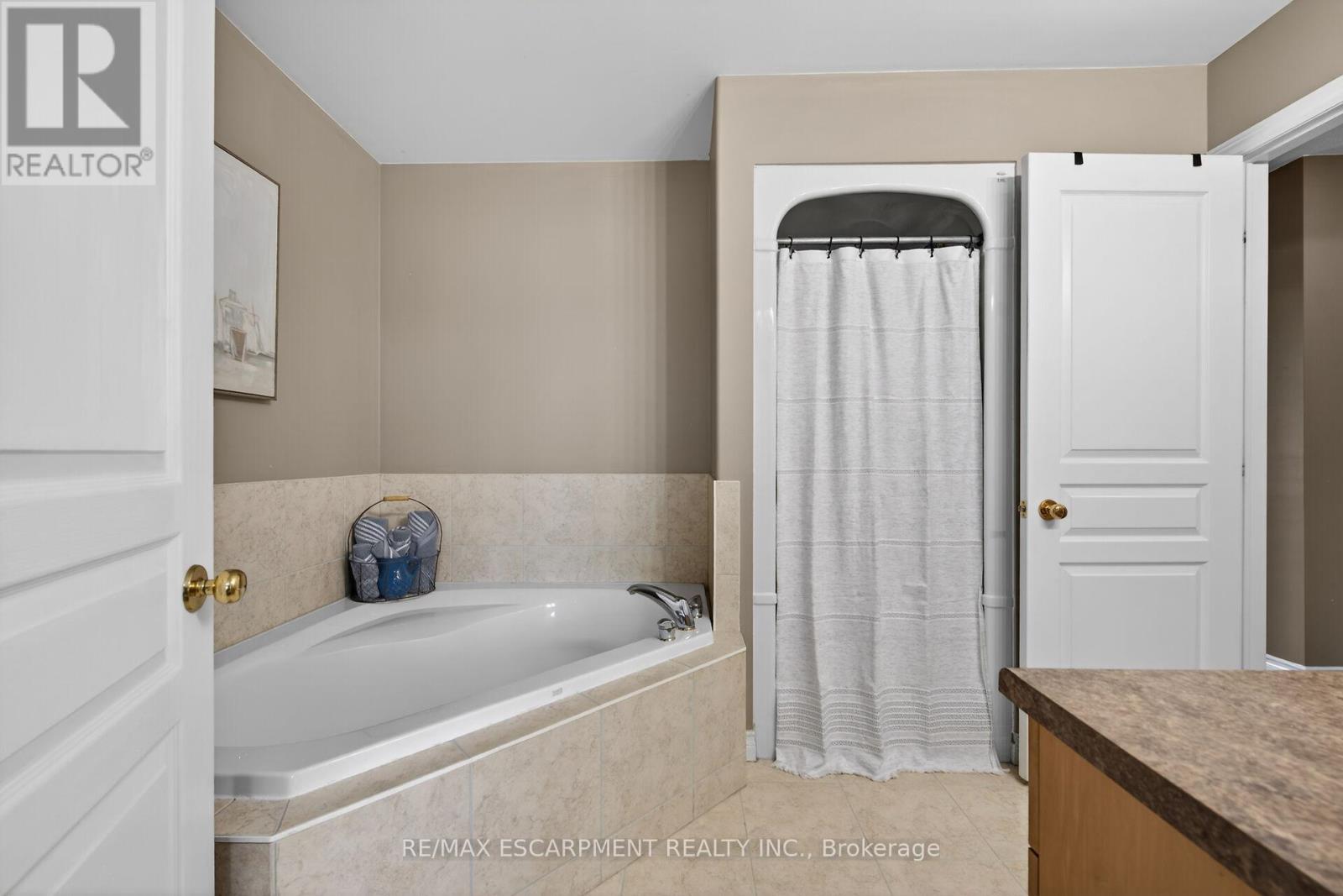 33 VOYAGER PASS, Hamilton (Binbrook), Ontario, L0R1C0 — Photo 24