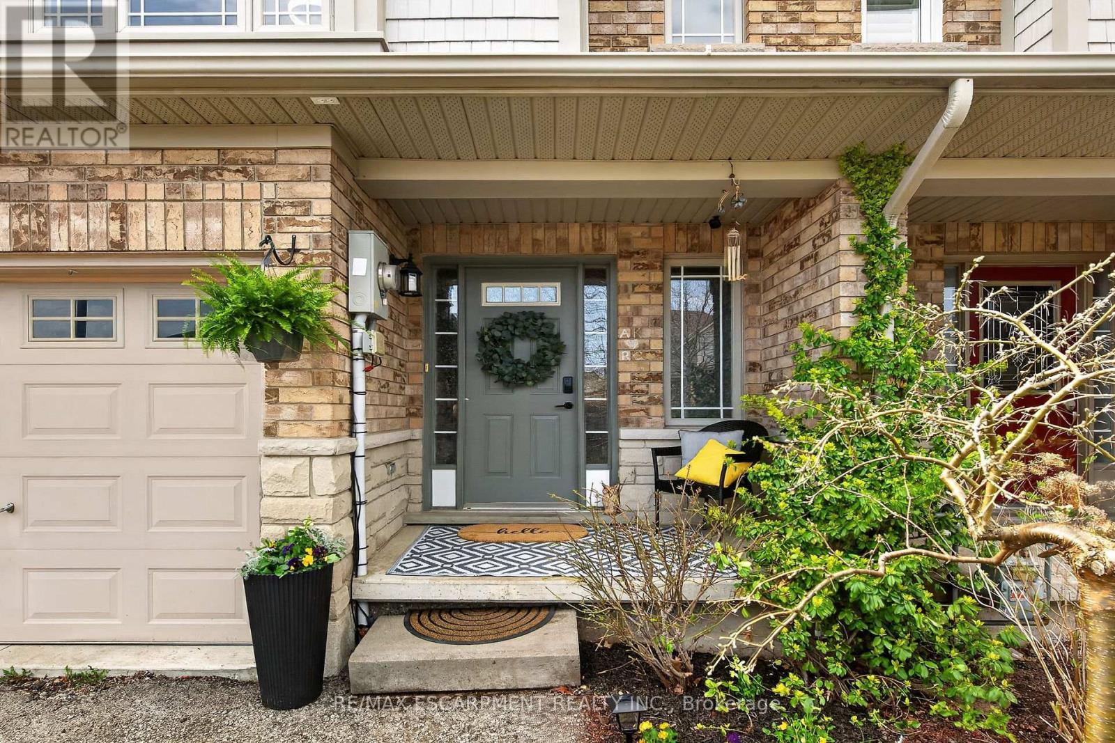 33 VOYAGER PASS, Hamilton (Binbrook), Ontario, L0R1C0 — Photo 4