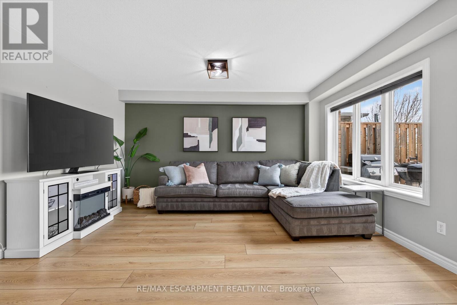 33 VOYAGER PASS, Hamilton (Binbrook), Ontario, L0R1C0 — Photo 6