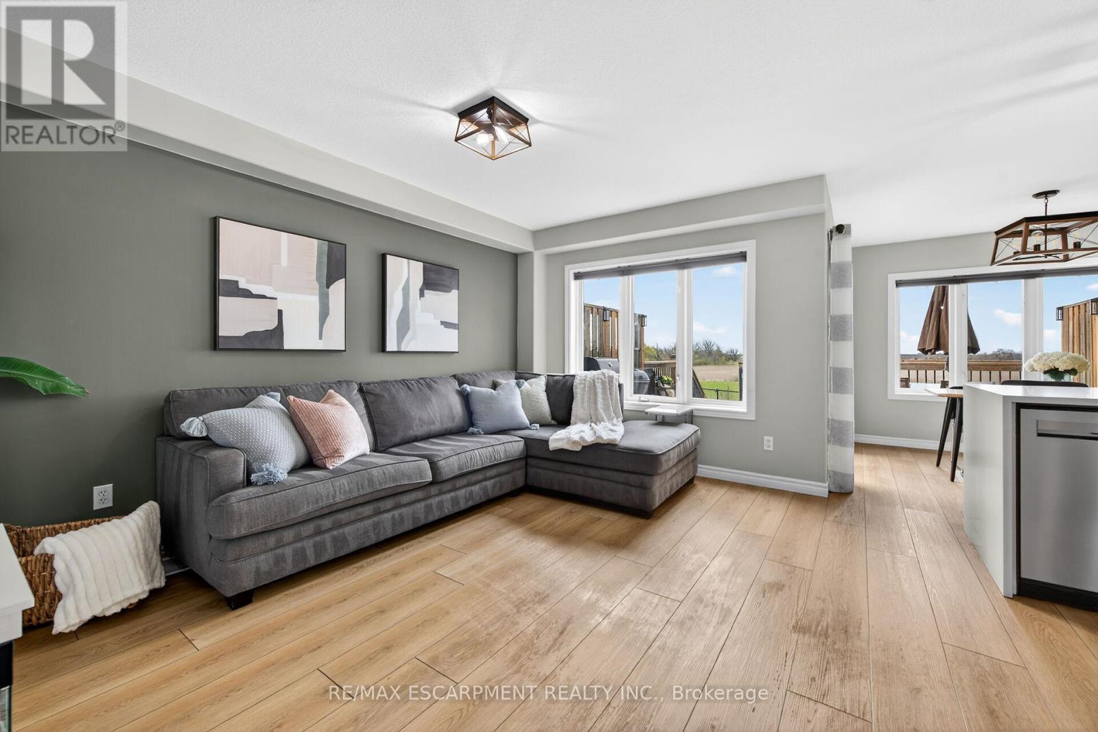 33 VOYAGER PASS, Hamilton (Binbrook), Ontario, L0R1C0 — Photo 7