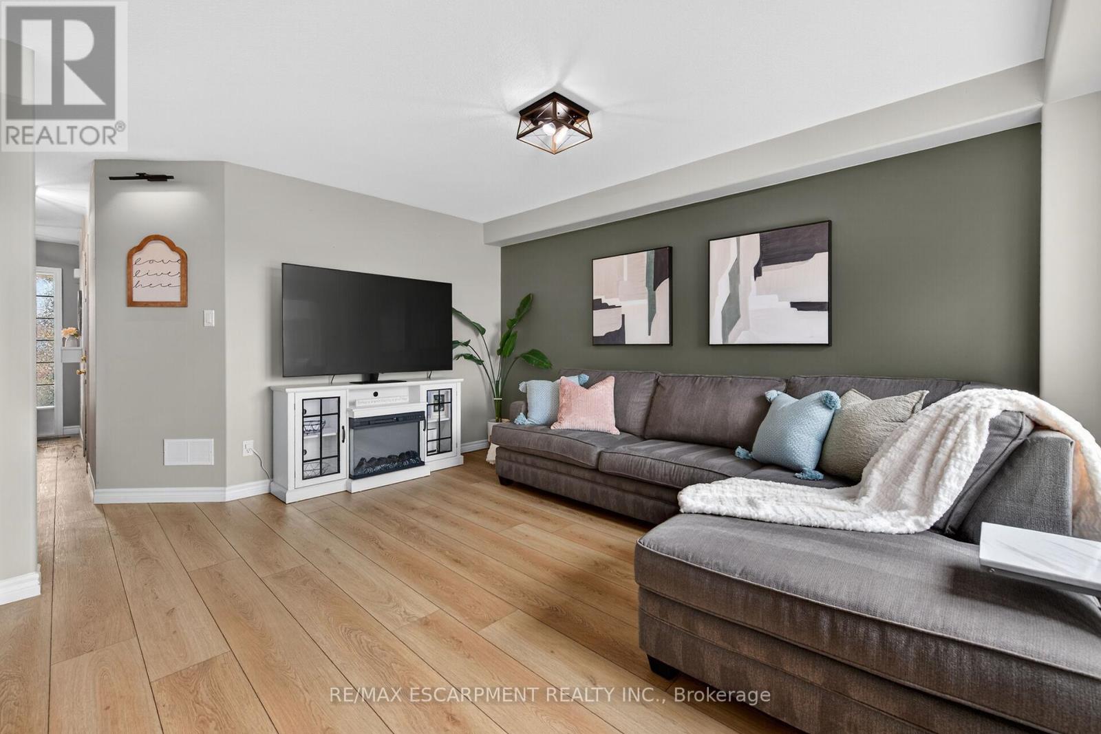 33 VOYAGER PASS, Hamilton (Binbrook), Ontario, L0R1C0 — Photo 9