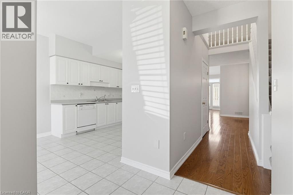 34 GREENTRAIL Drive, Mount Hope, Ontario, L0R1W0 — Photo 3