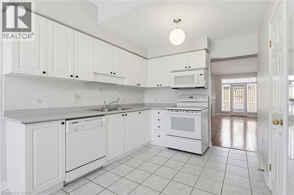 34 GREENTRAIL Drive, Mount Hope, Ontario, L0R1W0 — Photo 4