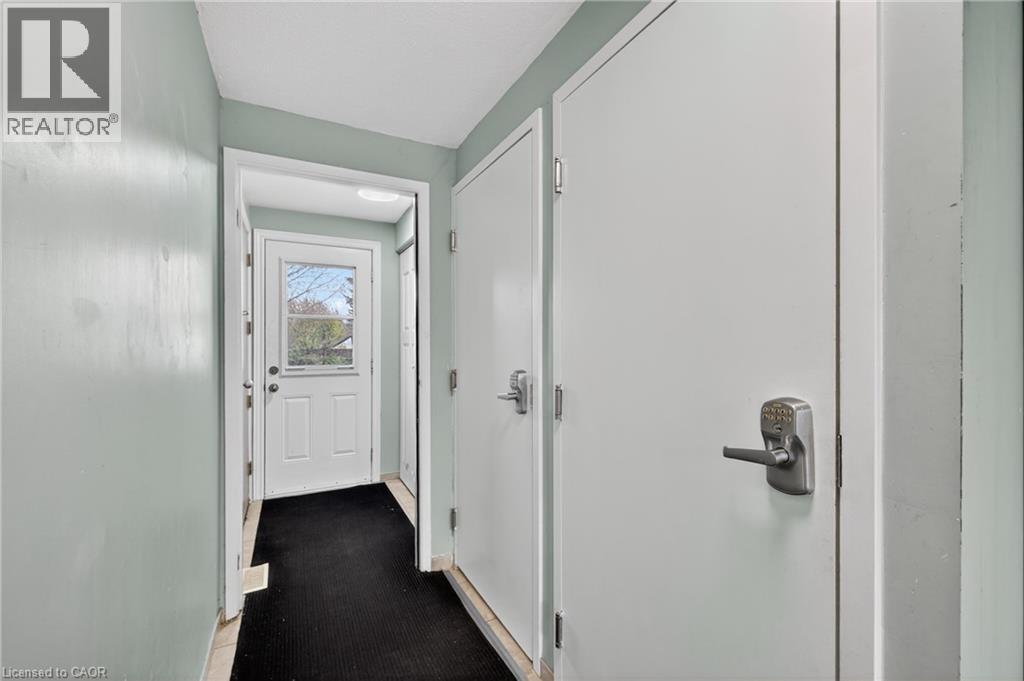 9 SANDERSON Drive, Guelph, Ontario, N1H6T7 — Photo 7