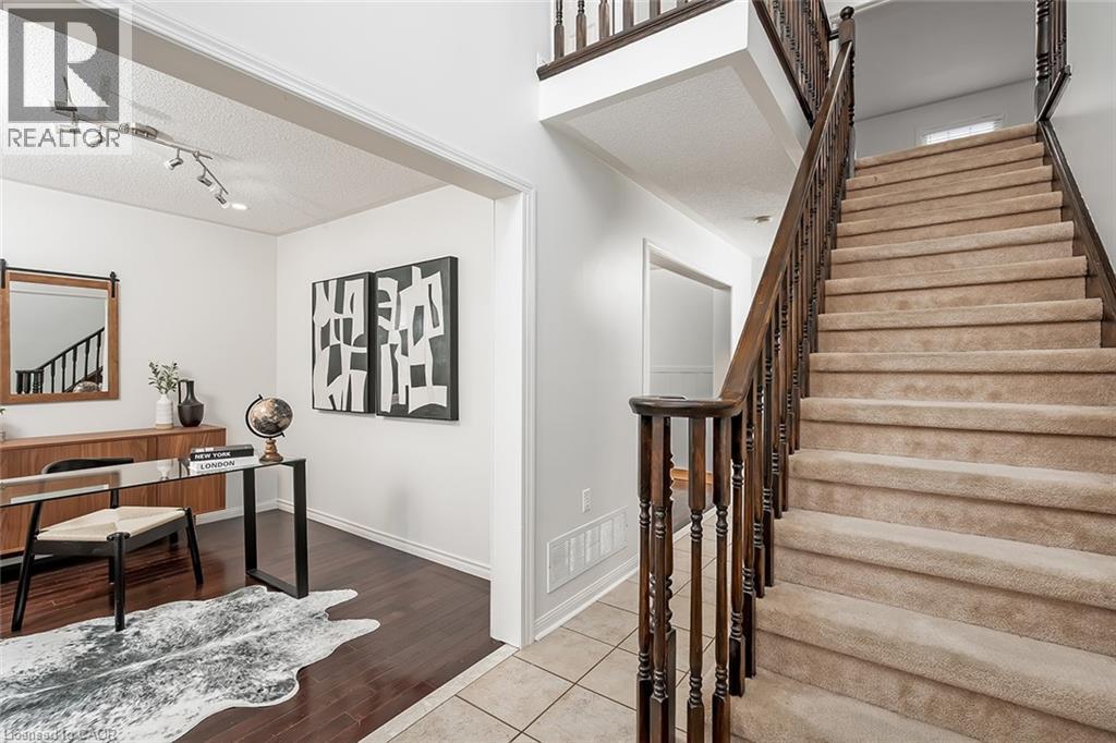 599 CAVERHILL Crescent, Milton, Ontario, L9T5K1 — Photo 4