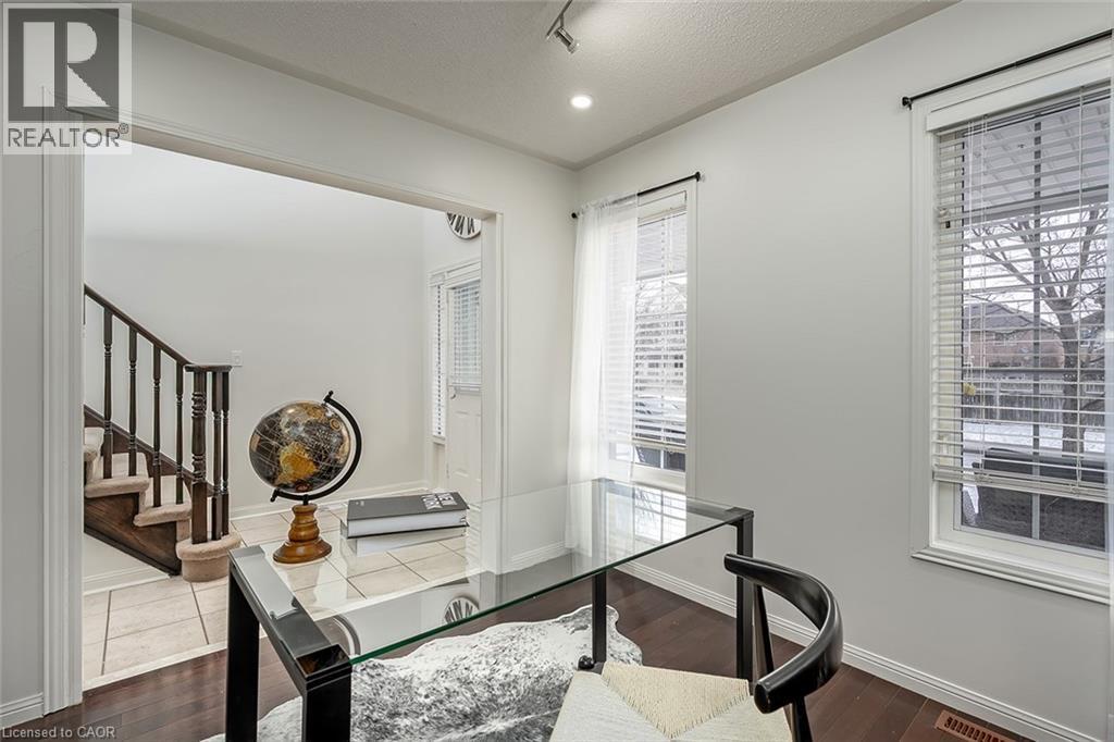 599 CAVERHILL Crescent, Milton, Ontario, L9T5K1 — Photo 6