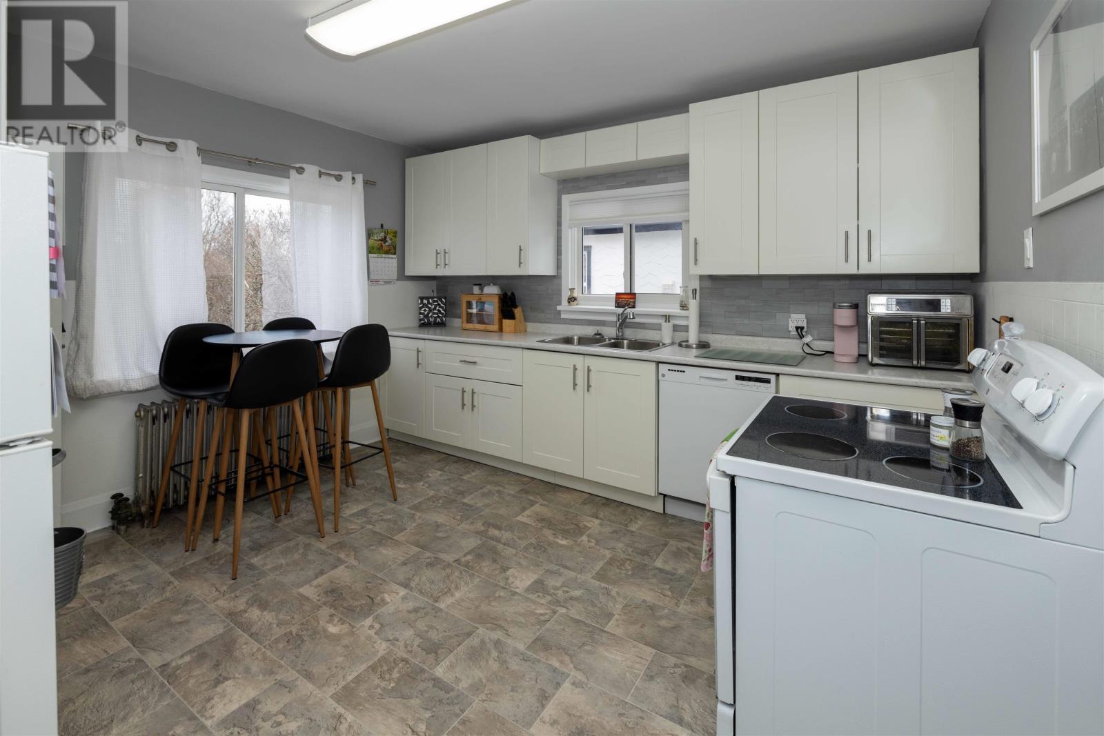 293 High St S, Thuder Bay, Ontario, P7B3K9 — Photo 3