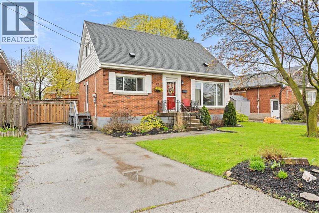 11 FERRARA Street, Hamilton, Ontario, L8T4C1 — Photo 2