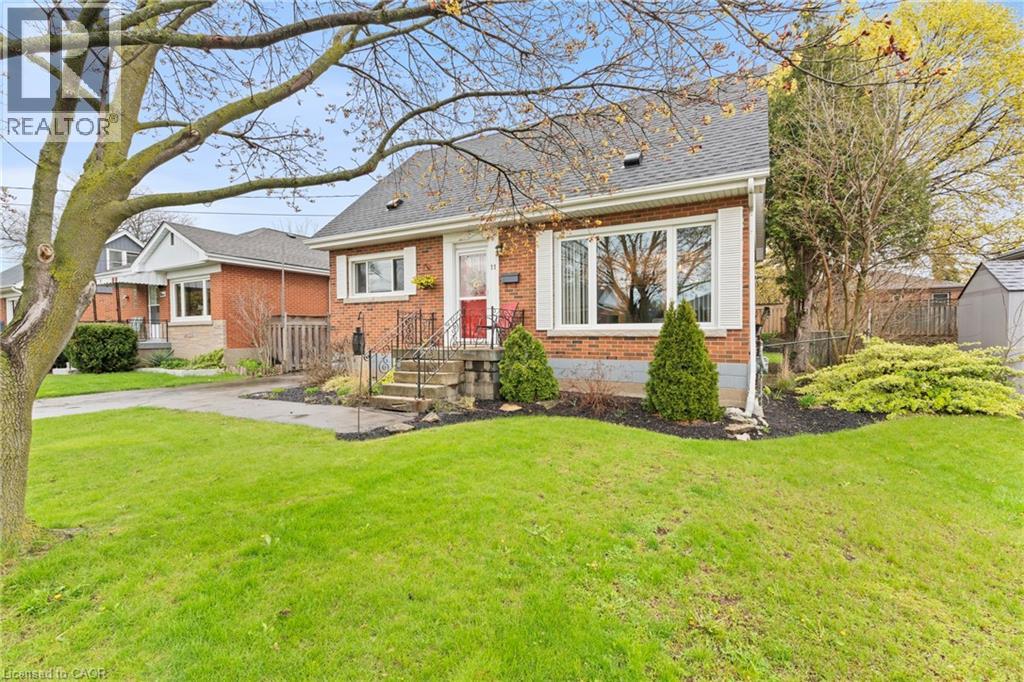 11 FERRARA Street, Hamilton, Ontario, L8T4C1 — Photo 6