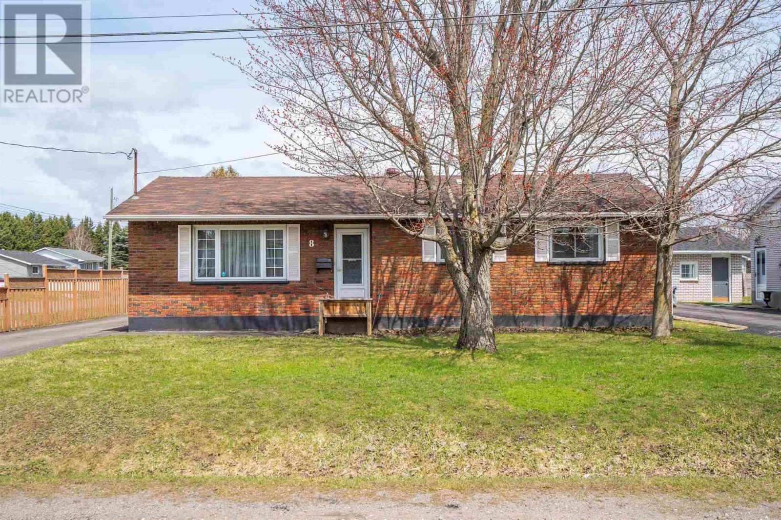 8 Winfield DR, Sault Ste. Marie, Ontario, P6C2M9 — Photo 2