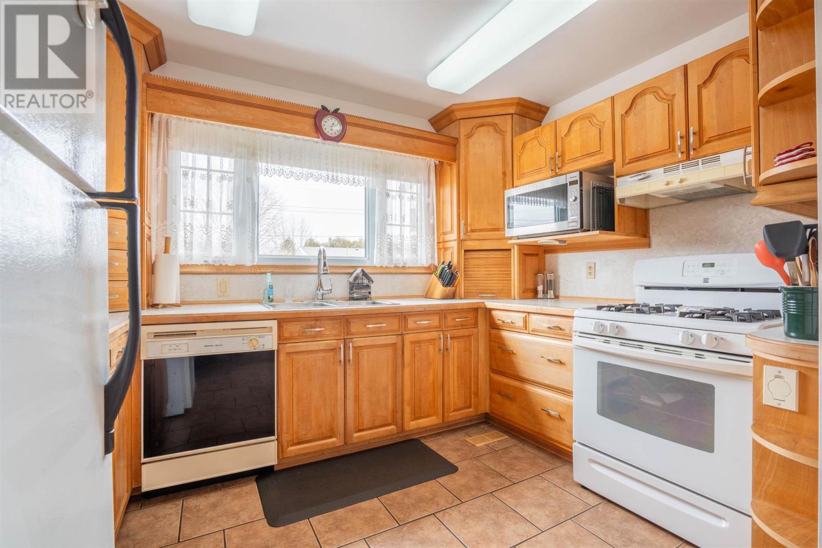 8 Winfield DR, Sault Ste. Marie, Ontario, P6C2M9 — Photo 4