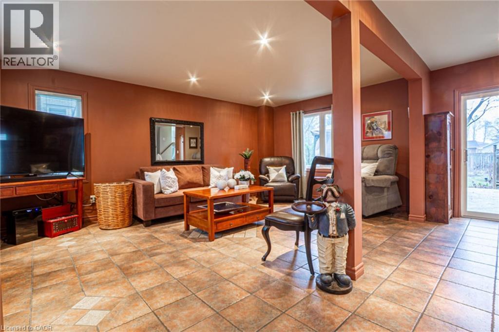 899 HAZEL Street, Burlington, Ontario, L7R3X1 — Photo 2