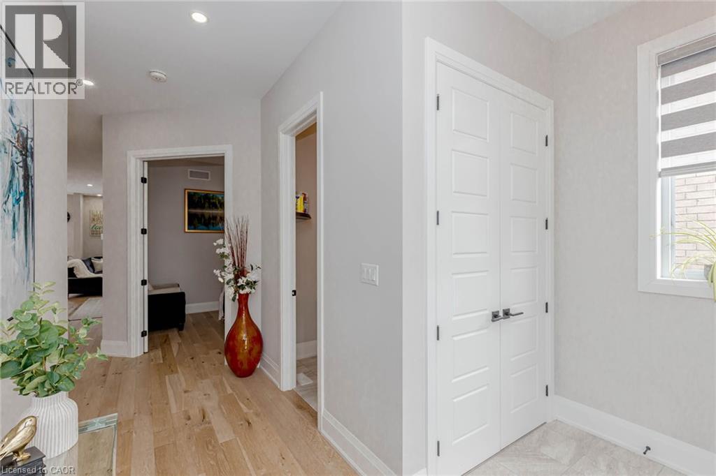 130 PONDCLIFFE Drive, Kitchener, Ontario, N2R0M4 — Photo 6
